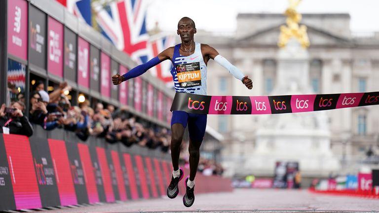 London Marathon record broken by Kenyan athlete Kelvin Kiptum as Sir Mo Farah bows out