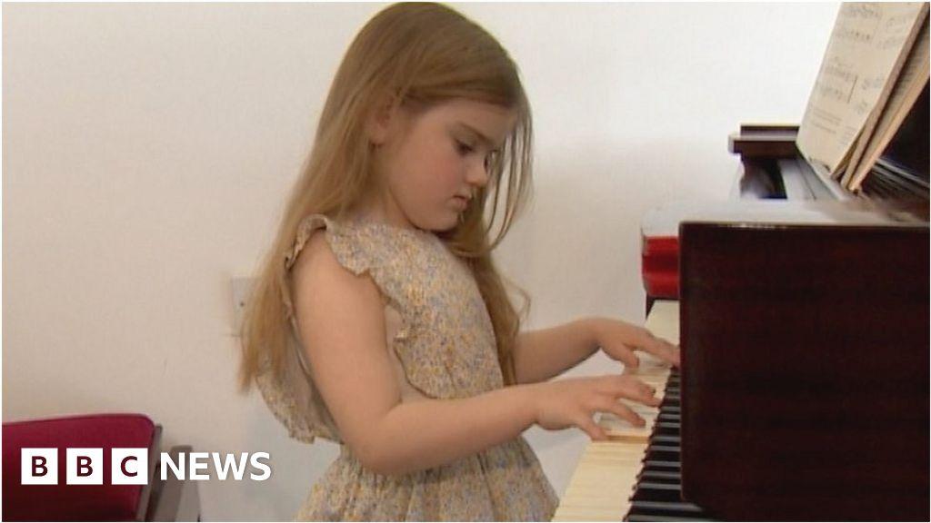 Girl, 5, hits right note with piano skills