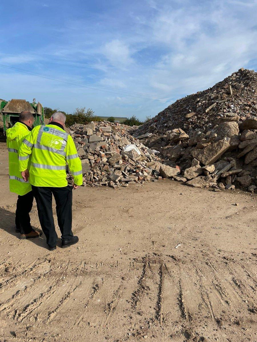 Yesterday in Grantham, Operation Clean Sweep IV took place with our partners from @LincsPolice @southkesteven @HMRCpressoffice @DVSAEnforcement.
We visited 10 waste sites to ensure no illegal waste activity was taking place.
#OperationCleanSweepIV #WasteCrime https://t.co/0swkn1oes8