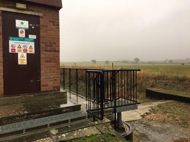 We recently headed out to the East Glen River at Manthorpe in Lincolnshire.
It’s important for our community information officers to get out and about during drought.
They record information about river levels and find out more about the environmental conditions.
#drought https://t.co/RKLz7idezY