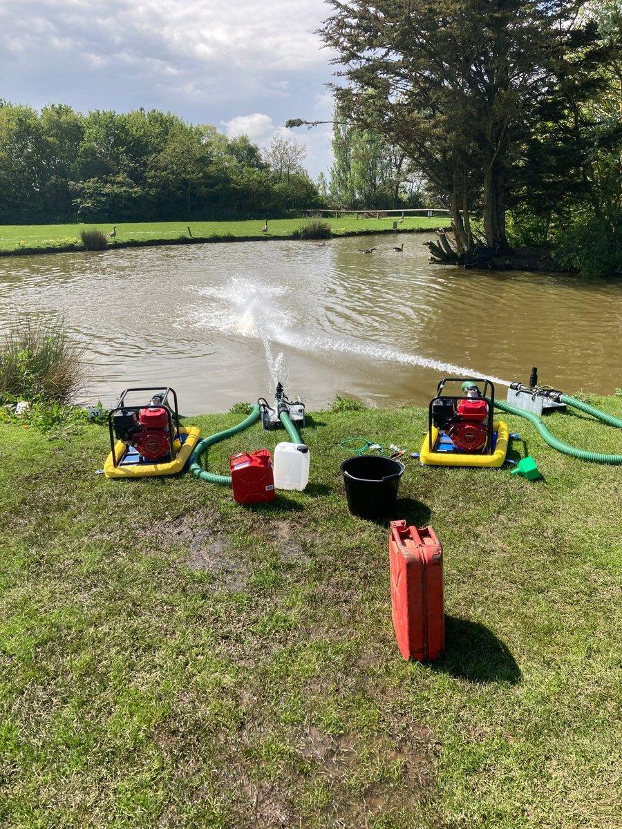 Fish need high levels of dissolved oxygen to survive however these levels can crash during thunderstorms.
This is what happened to a fishery in Lincolnshire recently, levels had dropped to 15% so our officers needed to act fast to improve this.
(1/2) #Fish #Lincolnshire