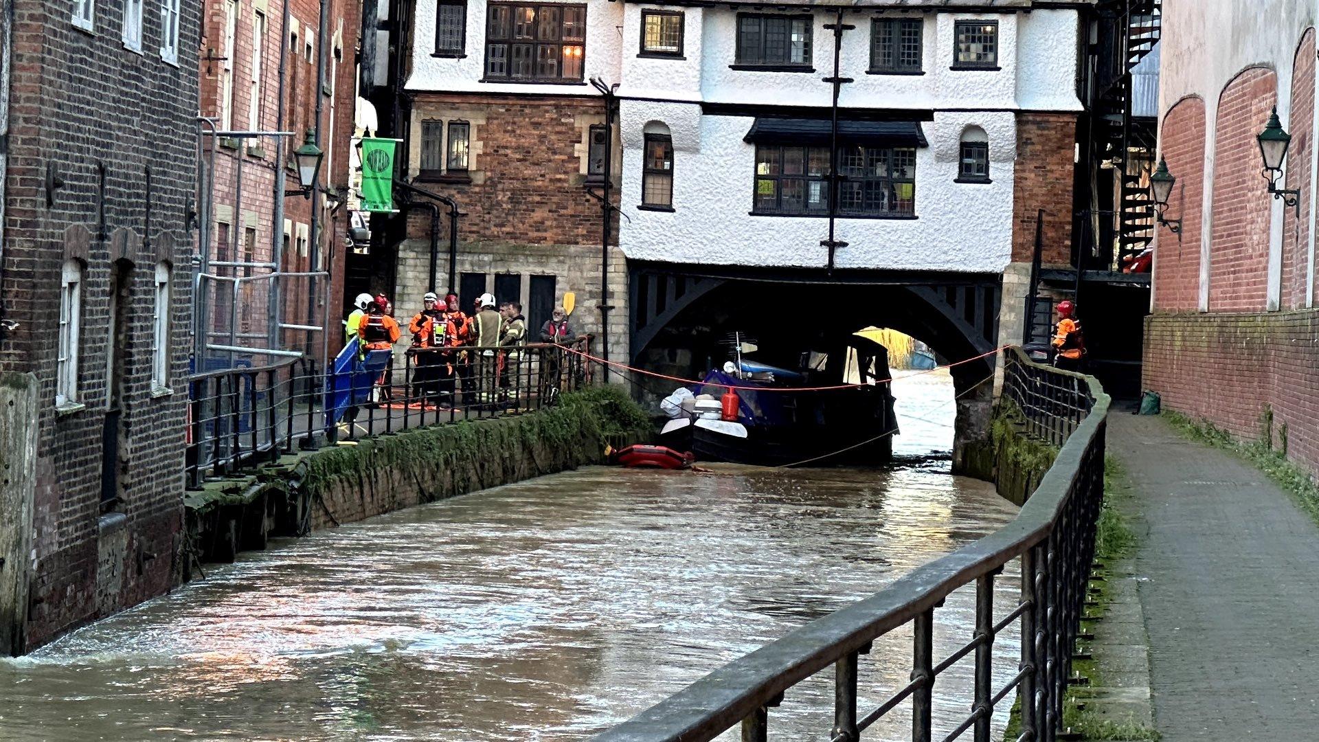 High Street closed after ‘male found on ledge’ of High Bridge